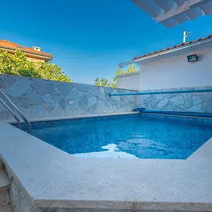 https://apartments-lapis.primorje-gorskikotar.com